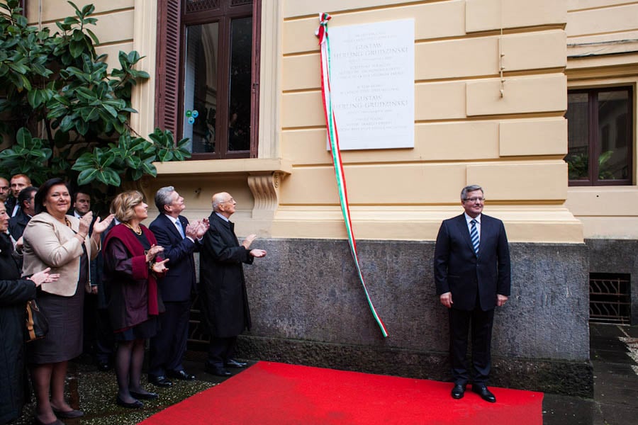 Prezydent Bronisław Komorowski poczas odsłonięcia tablicy pamiątkowej, fot. Wojciech Grzędziński / KPRP